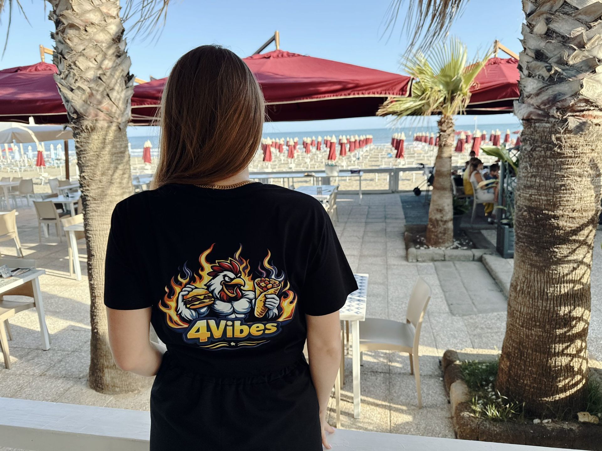 Staff 4Vibes con vista spiaggia